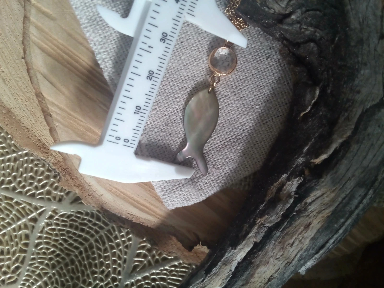 Collier poisson en nacre naturelle et connecteur en cristal de quartz – photo 4